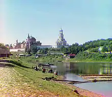 Monastère des Saints-Boris-et-Gleb de Torjok vue depuis le pont, 1910.