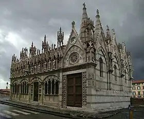 Vue générale de l'église, présentant son côté droit de l'église en gothique interprété : gables retraités, pinacles et arcatures avec statues.