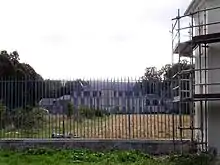 Le château, côté bois - façade droite, avec pavillon.