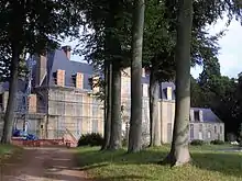 Le château en façade, rue Saint-Sulpice.