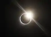 L'anneau de diamant visible durant l'éclipse totale du 21 août 2017, à Ravenna, Nebraska (USA).(Les lignes de diffraction émanant du diamant solaire sont un artefact de l'appareil optique, et non pas un phénomène céleste.)