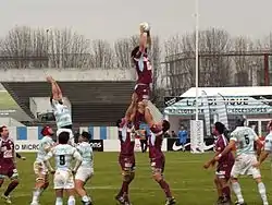 Un prise de balle en touche par le CS Bourgoin-Jallieu.