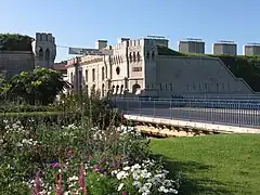 Porte Moselle (au sud-est), donnant accès à un pont sur la Moselle.