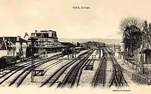 Carte postale noir et blanc montrant les six voies ferrées et les bâtiments.