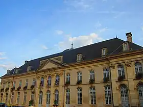 Ancien palais épiscopal actuellement hôtel de ville.