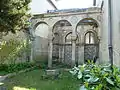 la cour arrière avec le portique et l'ancienne école hébraïque