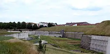 Une demi-lune, couvrant la porte de Metz (au nord-est) placée entre deux bastions.