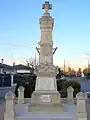 Le monument aux morts sur une place près de la mairie (mars 2010)