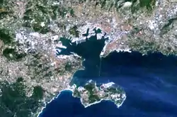 Vue satellite de la petite rade, entourée par Toulon, et de la grande rade, entourée également par La Seyne-sur-Mer et Saint-Mandrier-sur-Mer