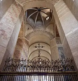 Croisée du transept vue depuis le Sud : un faux appareil de pierres polychromes est encore visible sur les piliers ouest.