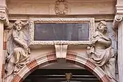Cour Henri IV, détail du portail occidental.