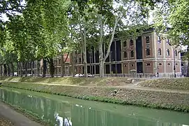 Canal de Brienne et la manufacture des tabacs de Toulouse en arrière plan.