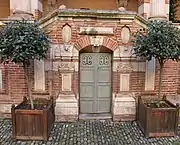 Cette petite porte ouvrant sous l'escalier de la loggia de l'hôtel d'Assézat mène aux caves semi-enterrées.