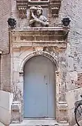 Porte de la tour d'escalier de l'hôtel de Brucelles (1544).