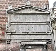 Inscriptions en latin sur le donjon. Les capitouls se présentent comme des décurions siégeant dans un Capitole.