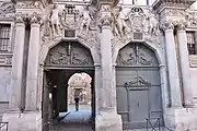 Le portail de l'hôtel de Clary (1610-1616).