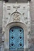 Le portail de l'hôtel de Bernuy est essentiellement gothique flamboyant (1504) mais aussi partiellement Renaissance (1530-1536).