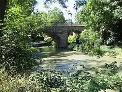 Le pont de l'ancienne ligne ferroviaire, aujourd'hui remplacée par un cheminement pour les piétons et les cyclistes.