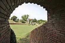 Vue de l'arène à travers un vomitoire.