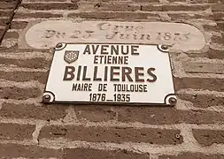 Plaque du niveau de la crue de 1875 et plaque de rue.