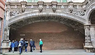 Colonnes-candélabres et voûte surbaissée à l'hôtel de Bernuy à Toulouse (1530-1536).