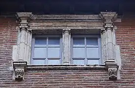 Variation de fenêtre avec chapiteaux ioniques.