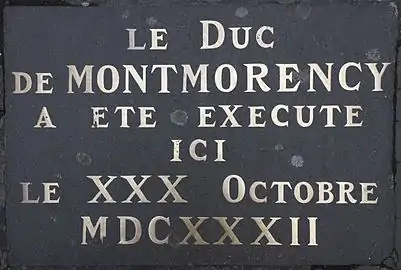 Plaque dans la cour Henri IV du Capitole de Toulouse rappelant l'exécution du duc de Montmorency.