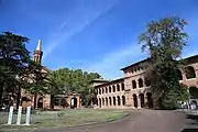 La chapelle et un bâtiment administratif ouvrant sur la cour d'honneur.