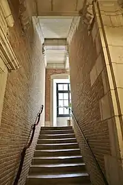 Le grand escalier droit.