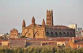 Notre-Dame du Taur (à gauche) et l'église des Jacobins.