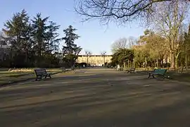 Allée du jardin. Au fond, ce qu'il reste des anciennes casernes.