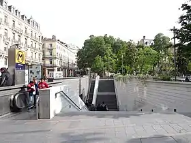 Une bouche d'accès à la station.