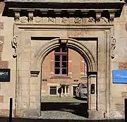 Portail d'entrée de l'hôtel du Vieux-Raisin (à partir de 1547), avec une belle frise de métopes.