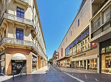 La première partie de la rue Lapeyrouse, depuis la rue d'Alsace-Lorraine.