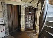 Portes au rez-de-chaussée de la tour d'escalier de l'hôtel du Vieux-Raisin (entre 1515 et 1528).