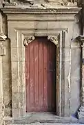 Porte sous le portique de l'hôtel du Vieux-Raisin.