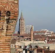 Les clochers de ND du Taur (à droite, vu par la tranche) et de Saint-Sernin (au centre), modèles des clochers du gothique méridional.