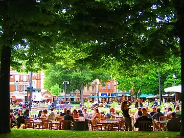 Les terrasses des cafés du côté nord.