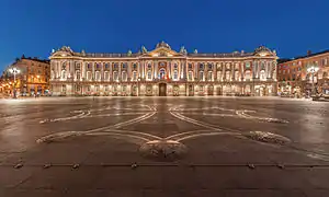 Croix occitane dessinée par Moretti, sur la place du Capitole à Toulouse.