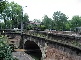 Pont sur le canal latéral côté canal