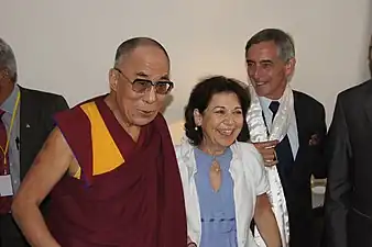 Rencontre des parlementaires avec le Dalaï-Lama à Toulouse le 15 août 2011 entouré de Corinne Lepage et de Louis de Froissard de Broissia