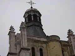 Flèche classique de la tour, et décoration des contreforts en forme de petites flèches gothiques.