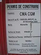 Permis de construire affiché à l'entrée du chantier.