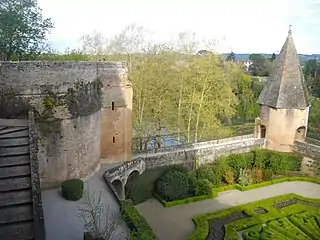 Photo couleur d'une promenade sous pergola d'un ancien chemin de ronde entre deux tours.