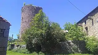 La tour dans le hameau des Ducs.