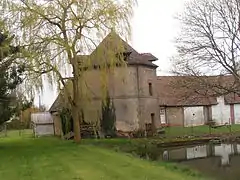 Tour de 1766 du château du Mesnil.