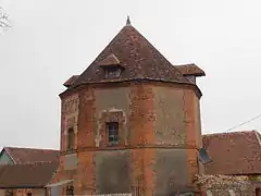 Tour de 1767 du château du Mesnil.