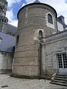 vue d'une tour très restaurée