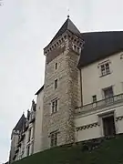 Photographie en couleur d'une tour d'un château.