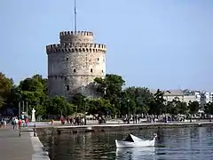 La tour le long du front de mer.